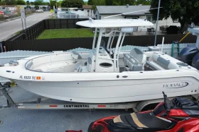 2022 Robalo R242 Center Console
